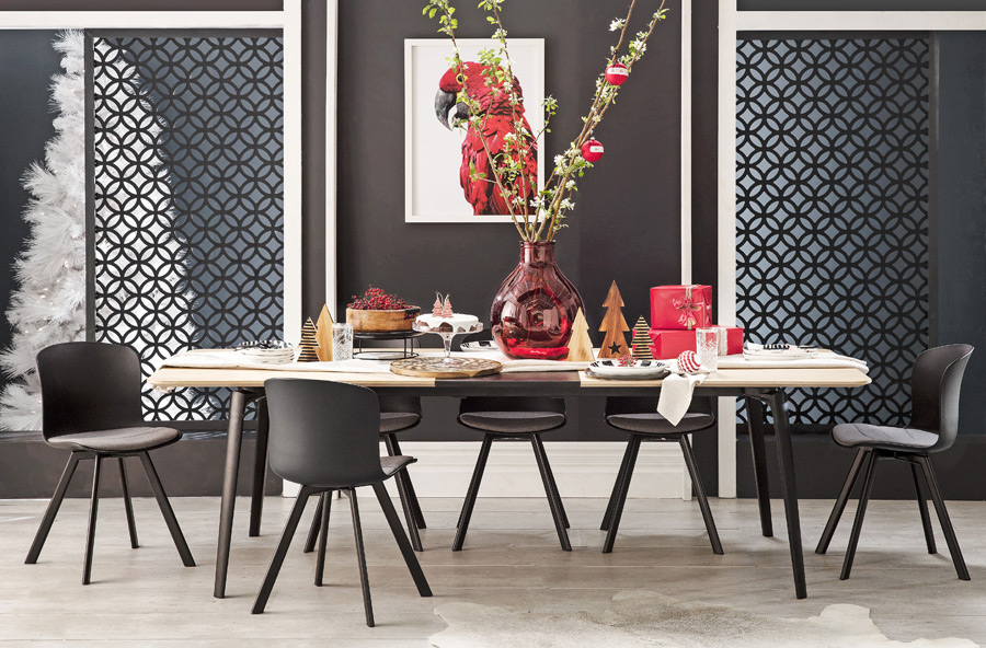 Red Christmas Table Setting