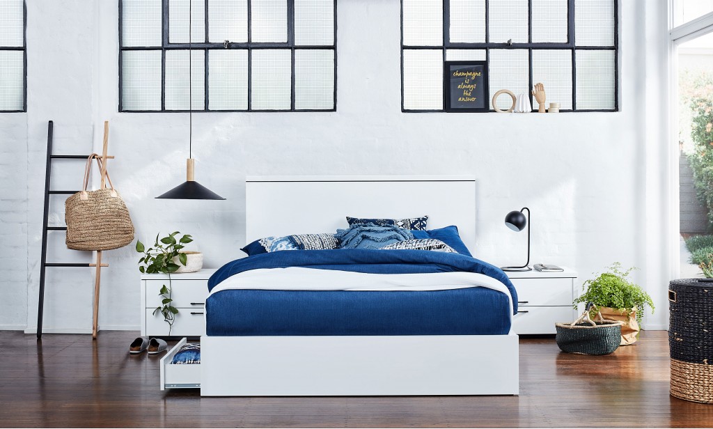 Incorporate bursts of deep blue to your bedroom with the gorgeous 'Aura' denim queen quilt cover set' in indigo. Create a layered look by pairing with crisp white sheets and cushions in denim and more faded shades.